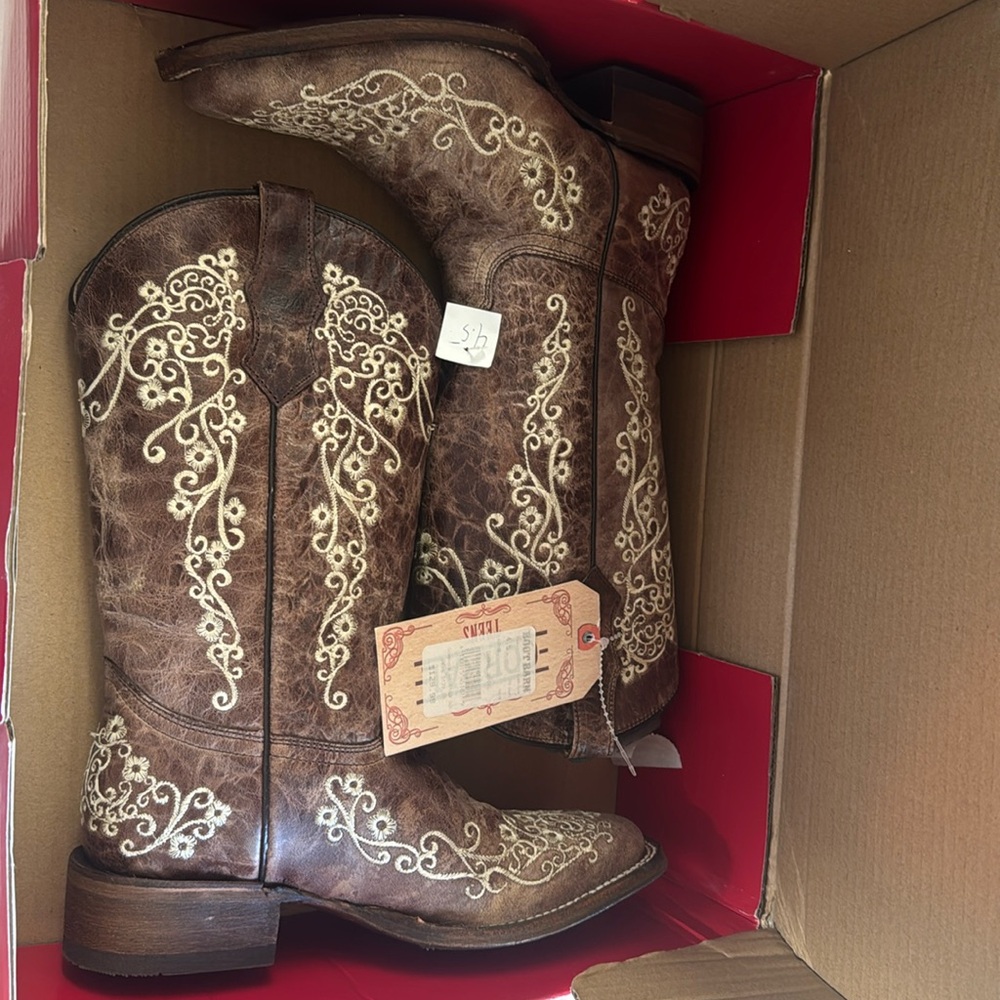 BRAND NEW!!   Beautiful Corral Boots!